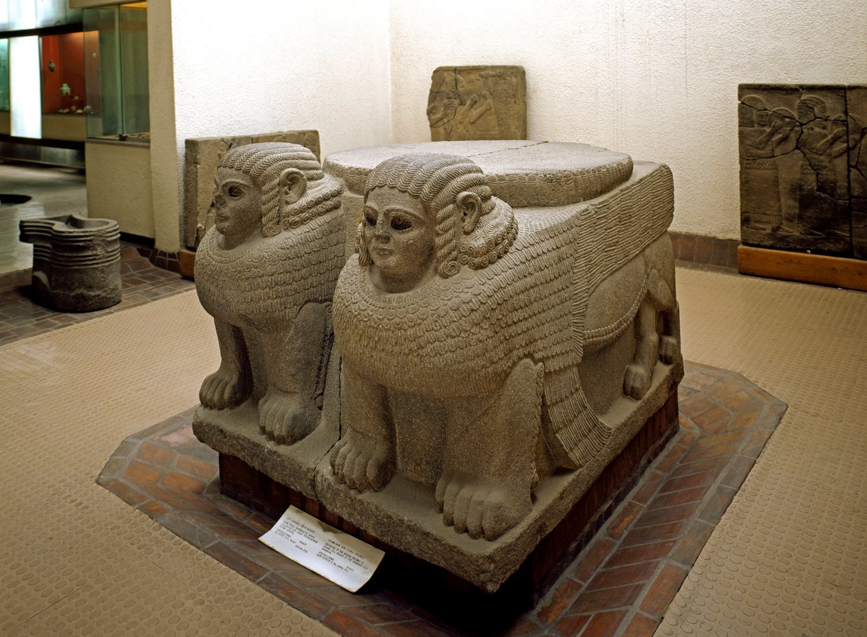 Art neo hittite: bunn av søyle i basalt dekor av sfinks. fra nettstedet til Samal (nåværende Sam