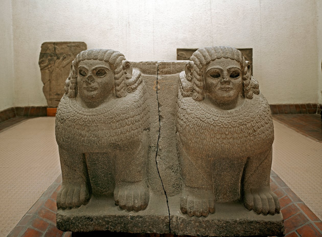 Art neo hittite: bunn av søyle i basaltdekor av sfinks. fra nettstedet til Samal (nåværende Sam