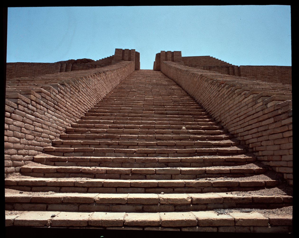 Utsikt over trappen til den rekonstruerte ziggurat, 2050 f.Kr av Neo Sumerian