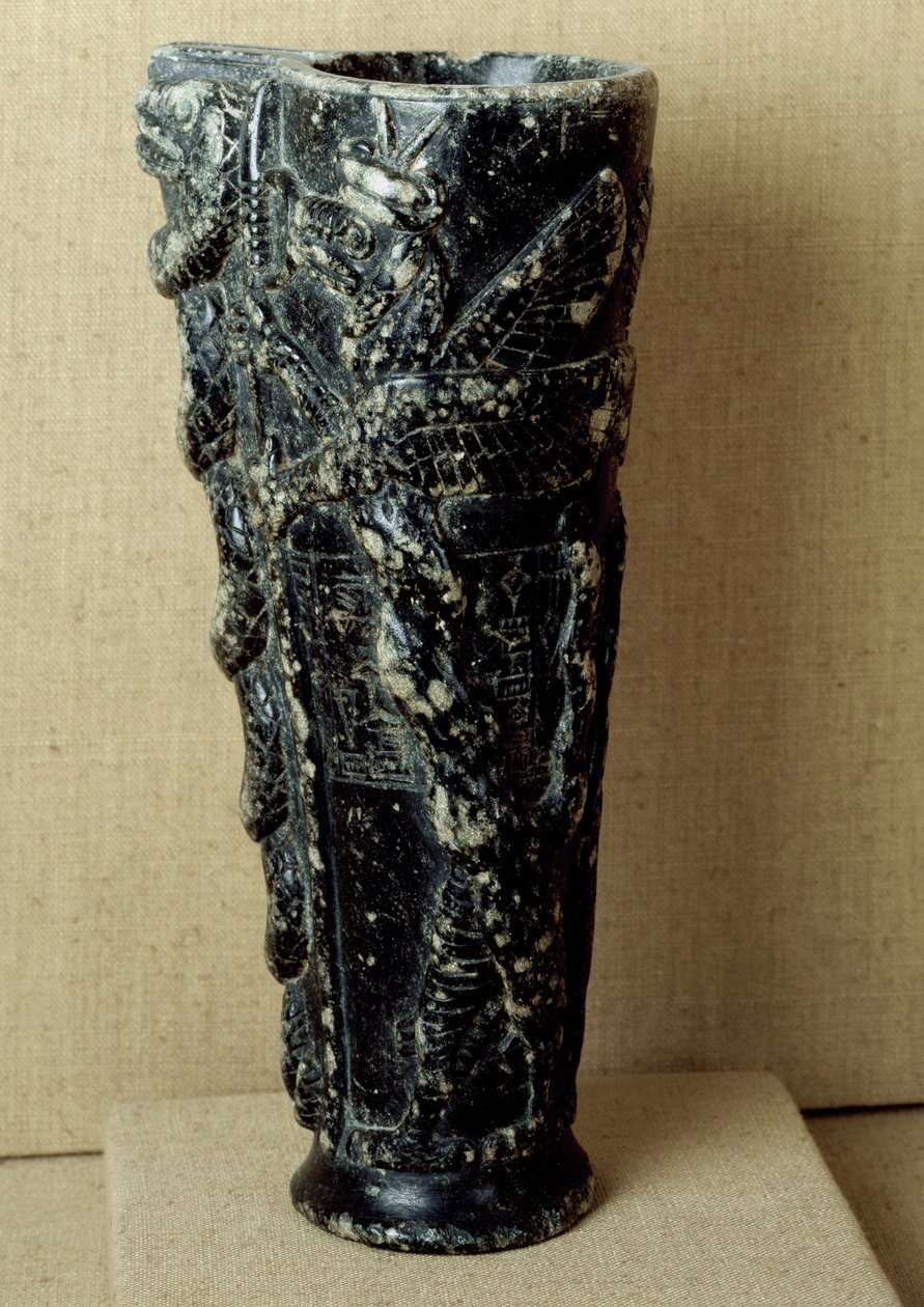 Sumerisk sivilisasjon: libationvase av steatitt til prins Gudea (2141–2122 f.Kr.). Den er dekorert med drager og slanger. Dim. 23 cm Paris, Musée du Louvre av Neo Sumerian Neo Sumerian