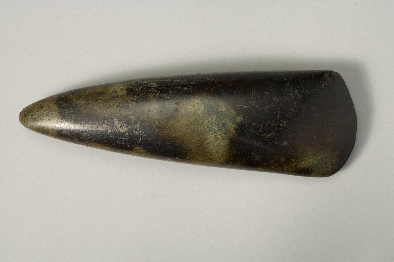 Øksehode, 3. årtusen f.Kr. (polert mørkegrønn stein) av Neolithic