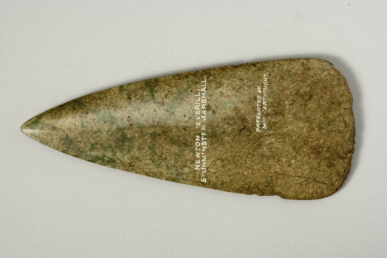 Øksehode, 4500-2500 f.Kr. (polert grønn stein) (se 270531 for recto) av Neolithic