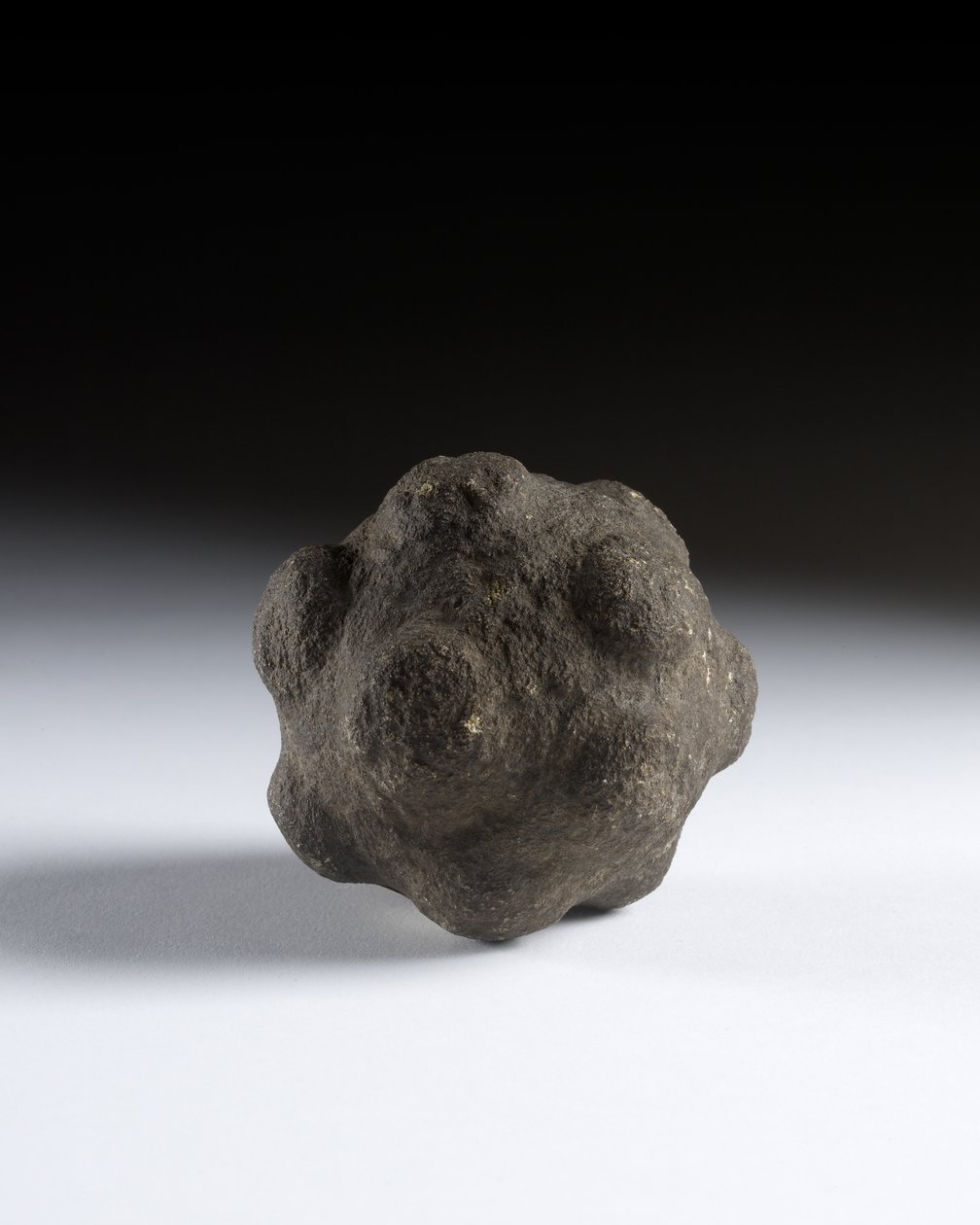 Utskåret ball, sen neolitikum, Skottland, ca. 3750-2000 f.Kr. av Neolithic