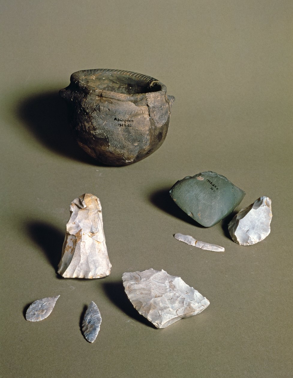 Keramikk, økser og pilspisser, fra en neolittisk leir i Abingdon, Berkshire, sannsynligvis 6000-4000 f.Kr. (keramikk og stein) av Neolithic