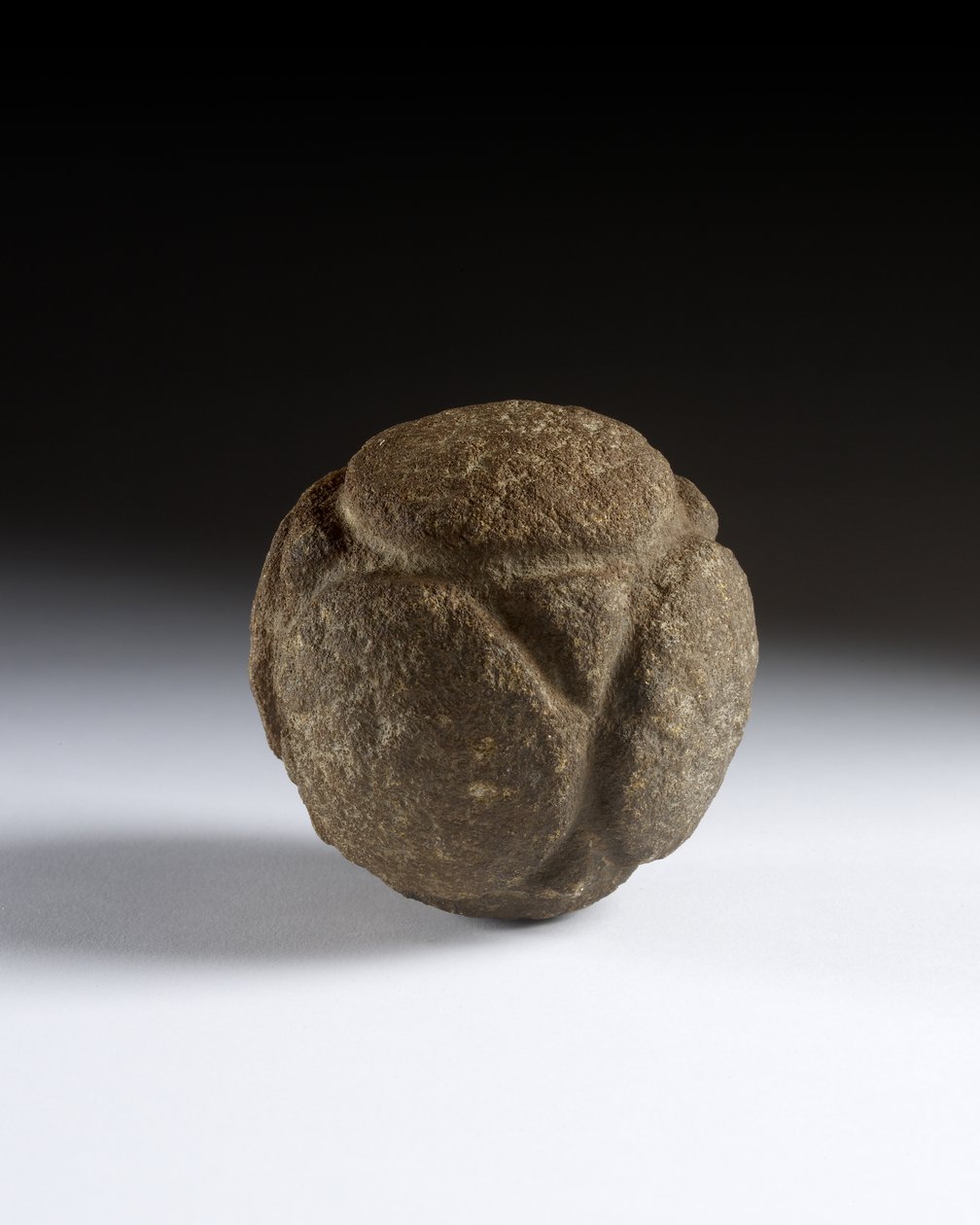 Utskåret ball, sen neolitikum, Skottland, ca. 3750-2000 f.Kr. av Neolithic