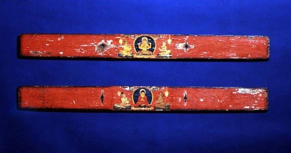 Sutra-omslag som viser en sittende Bodhisattva (Prajnaparamita) (øverst) og Buddha omgitt av en mandorla (nedenfor), ca. 1100 (polykromt tre og blekk på palmeblader) (for detaljer se 114239) av Nepalese School