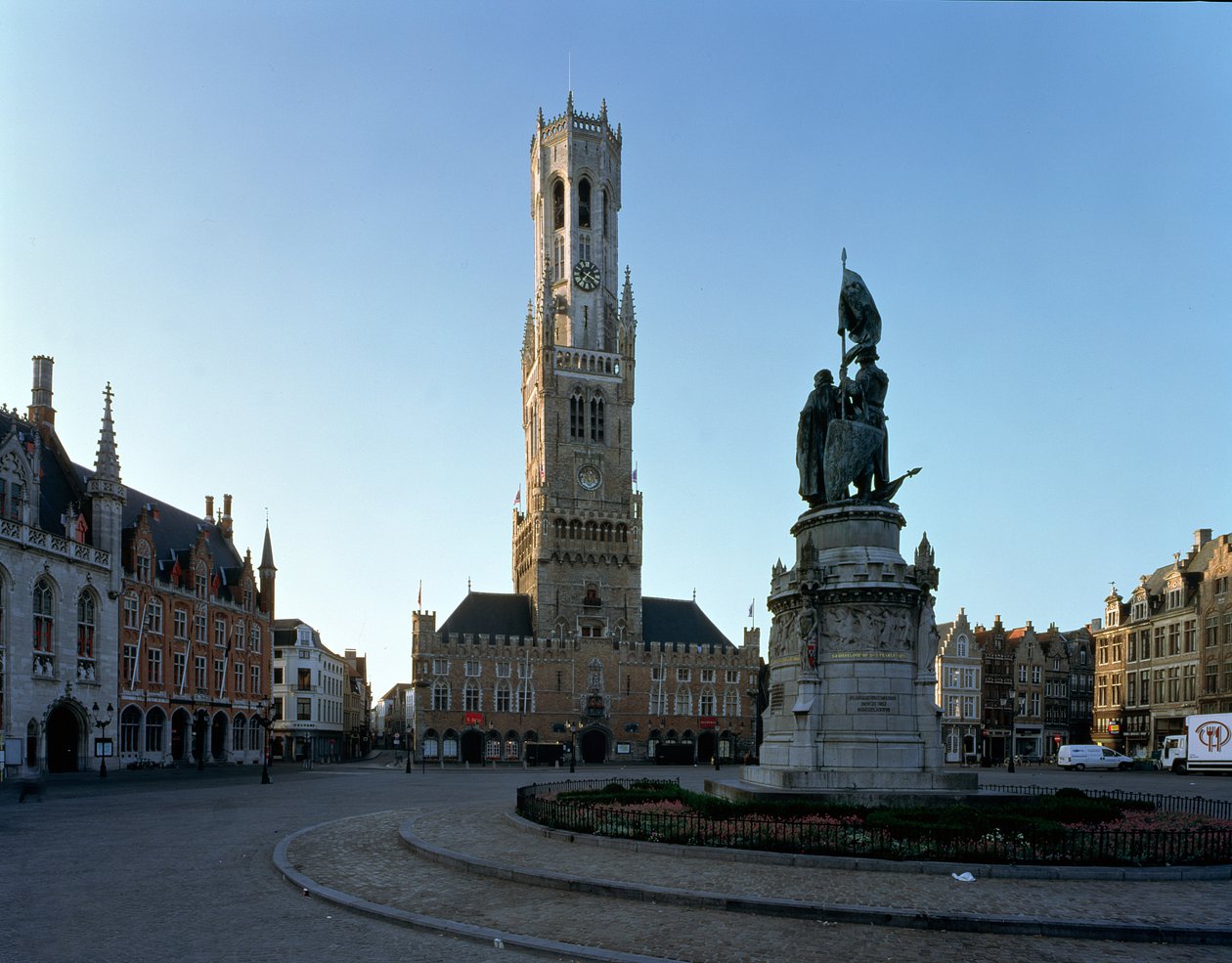 Utsikt over klokketårnet, Halle og hovedtorget av Netherlandish School
