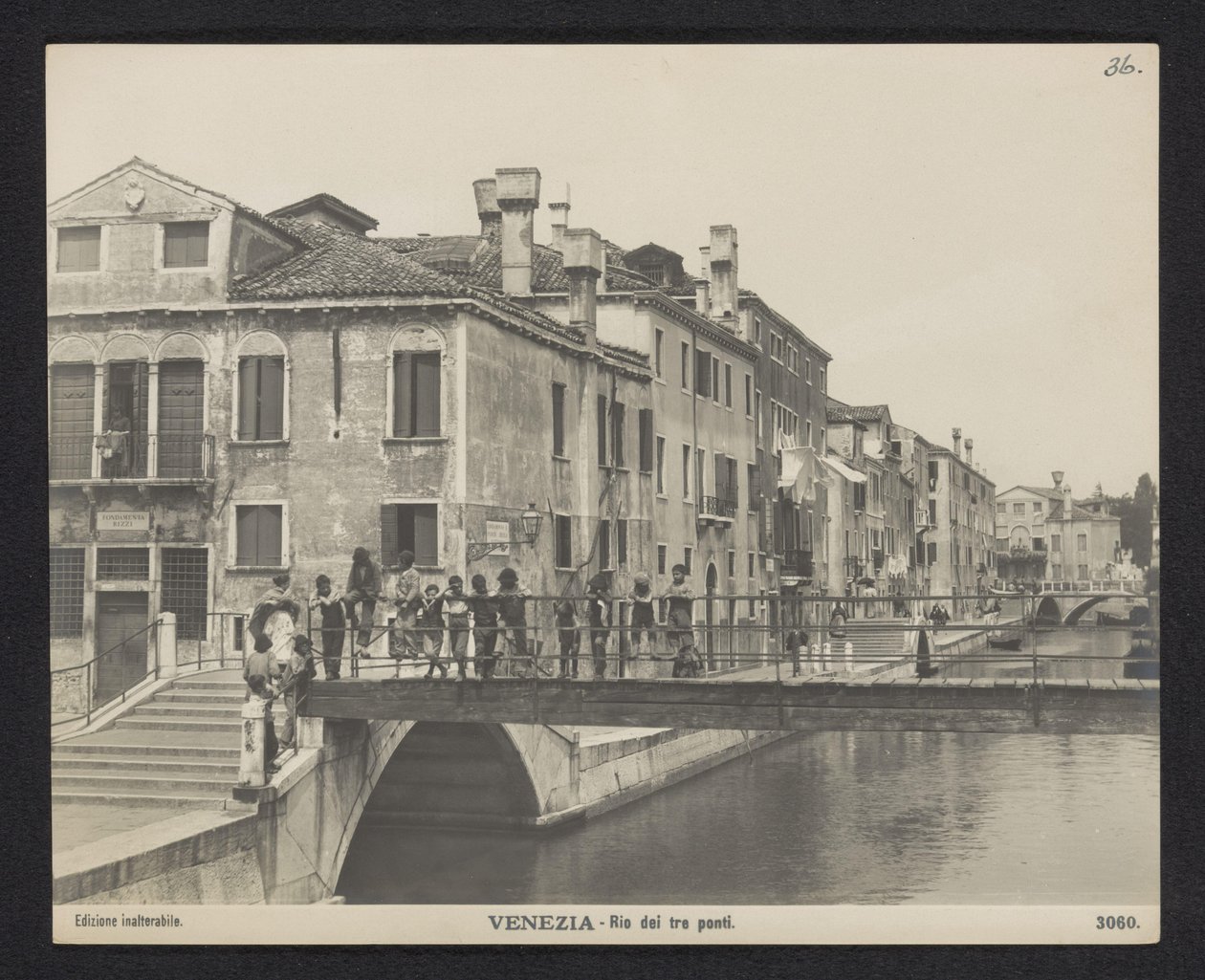 Utsikt over Rio dei Tre Ponti i Venezia Venezia - Rio dei tre ponti (tittel på objekt) av Neue Photographische Gesellschaft