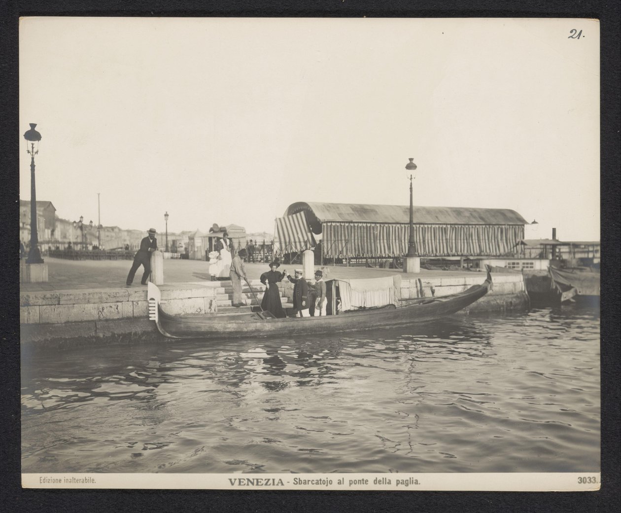 Gondol langs en brygge ved Ponte della Paglia i Venezia Venezia - Sbarcatojo al ponte della paglia (tittel på objekt) av Neue Photographische Gesellschaft