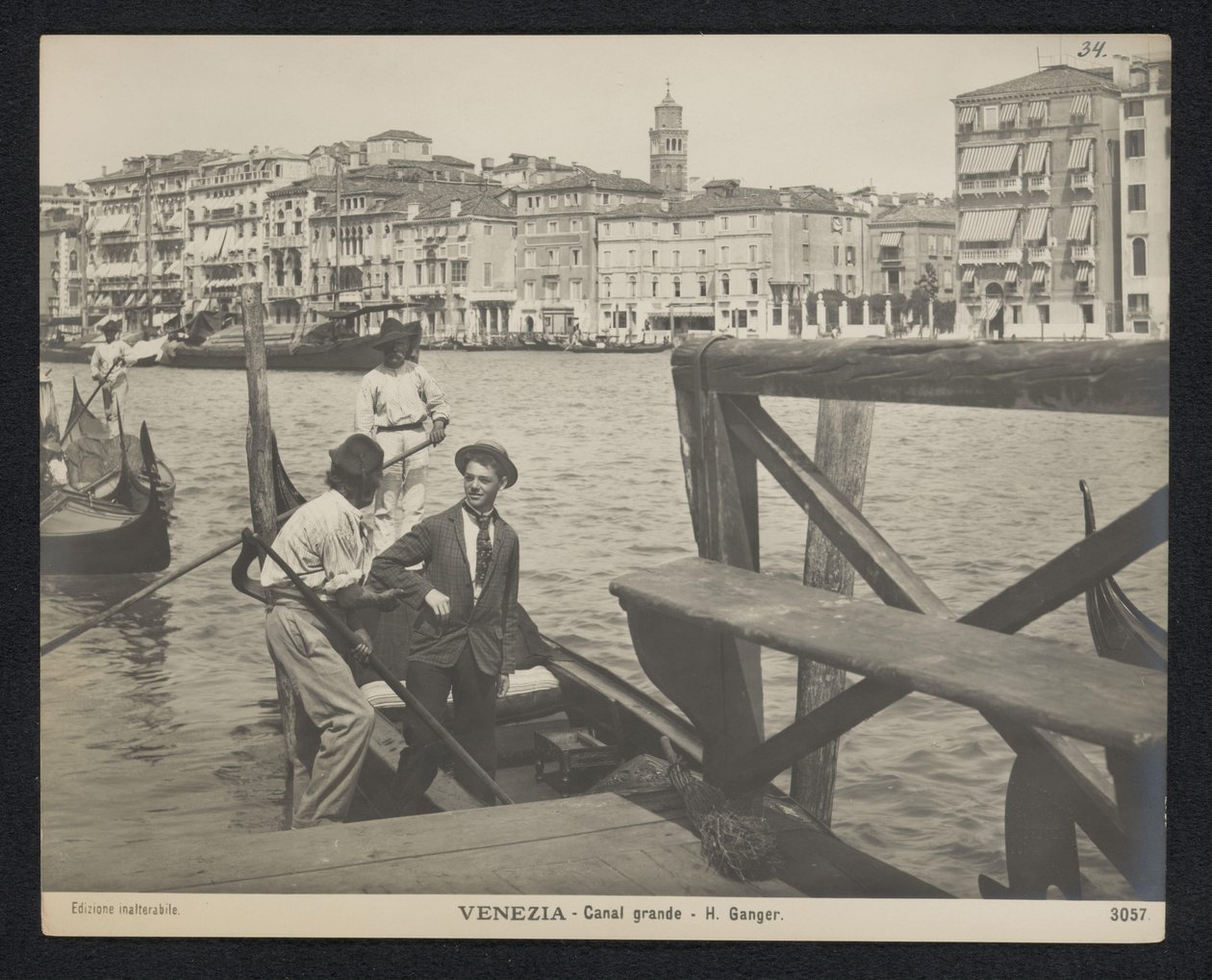 Ung mann på en gondol i Venezia Venezia - Grand Canal - H. Ganger (tittel på objekt) av Neue Photographische Gesellschaft