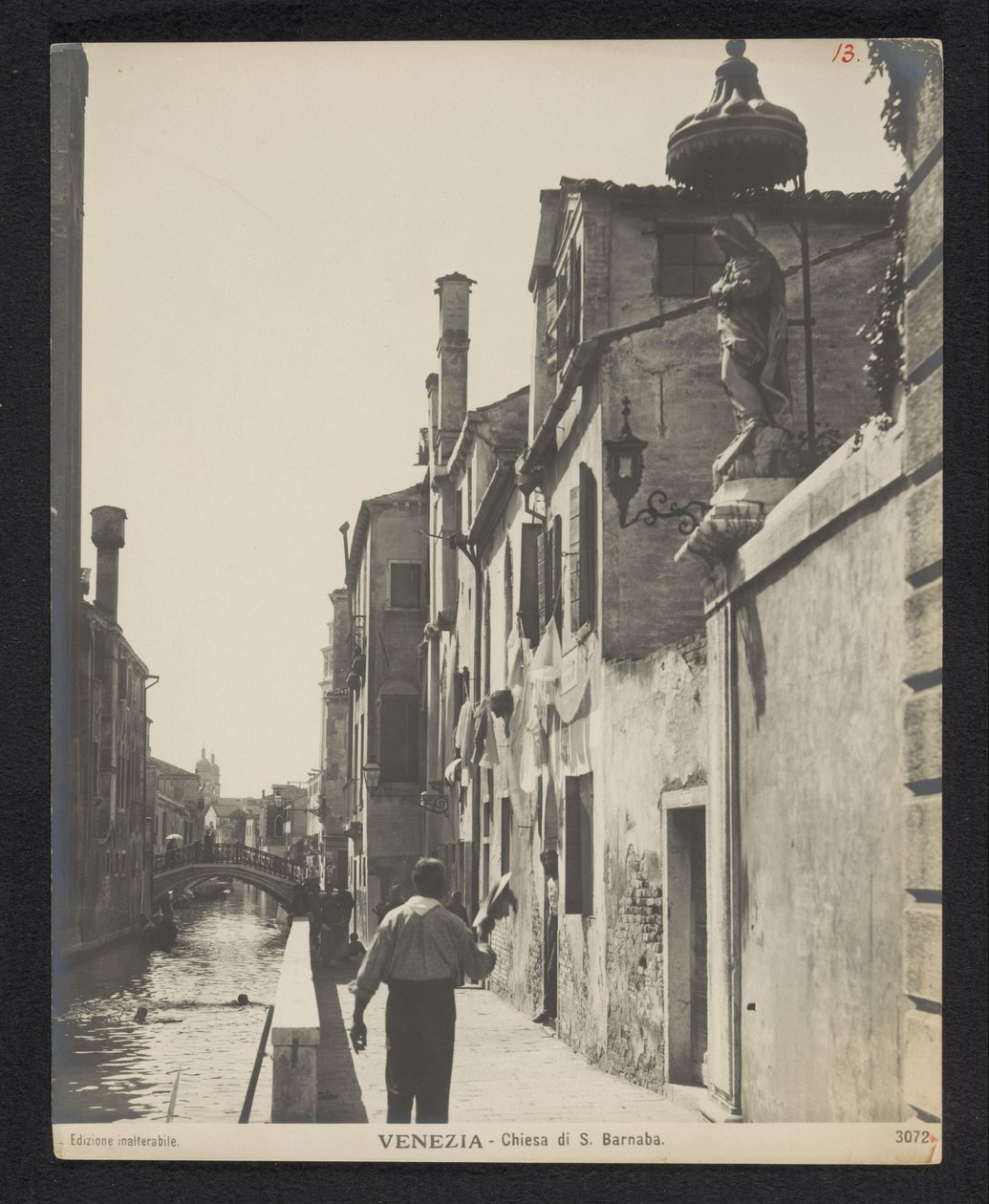 Kade langs de Chiesa di San Barnaba te Venetië Venezia - S. Barnaba-kirken (tittel på objekt) av Neue Photographische Gesellschaft