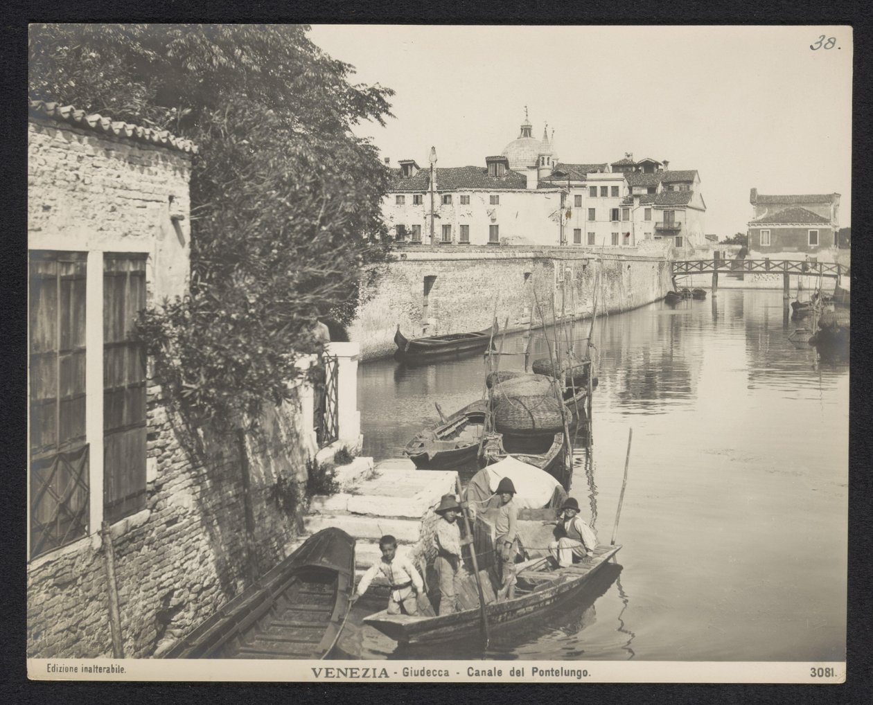 Kanaal te Venetië Venezia - Giudecca - Pontelungo-kanalen (tittel på objekt) av Neue Photographische Gesellschaft