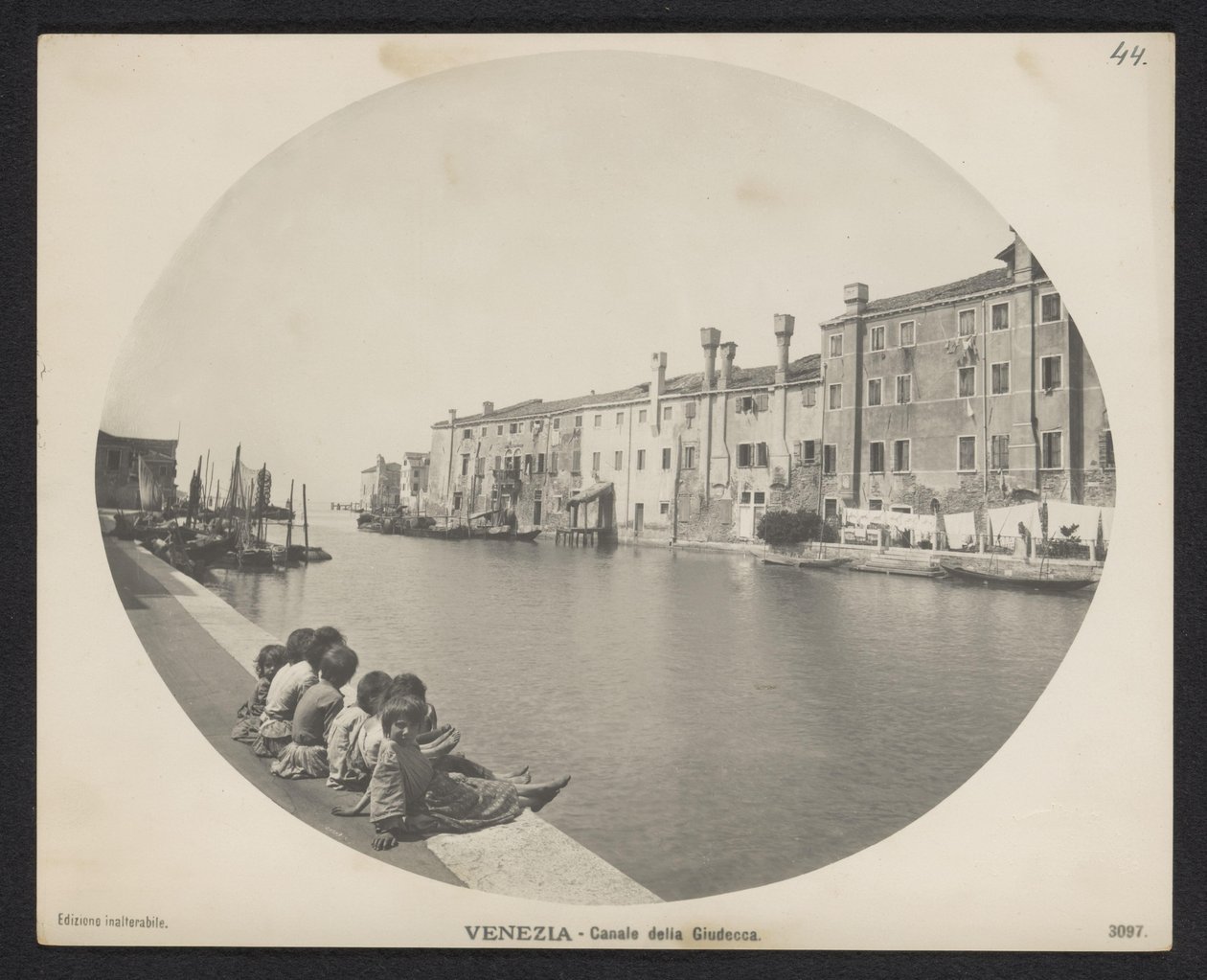 Barn på kaia langs en kanal i Venezia Venezia - Canale della Giudecca (tittel på objekt) av Neue Photographische Gesellschaft