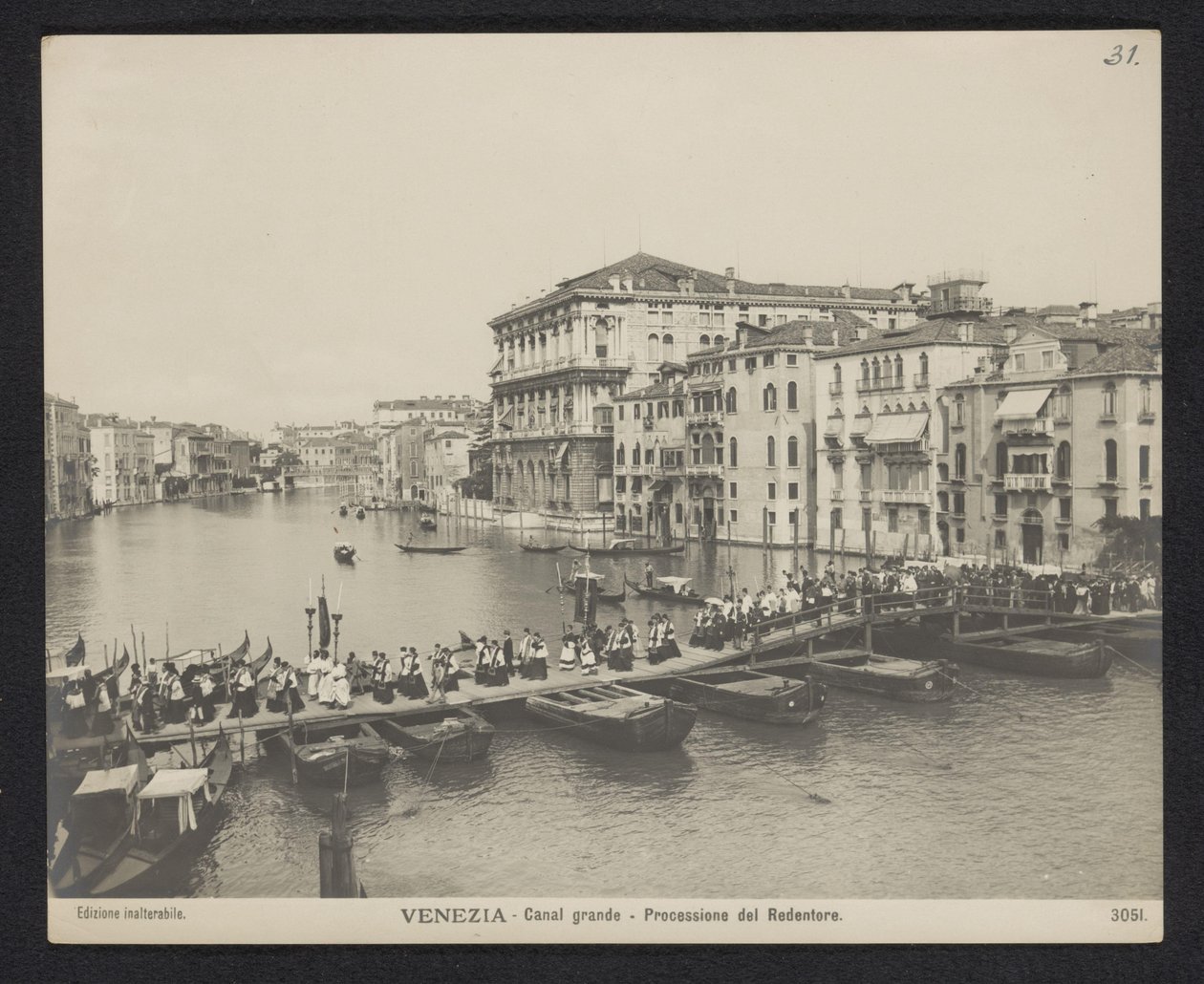 Prosesjon over en pongtongbro på Canal Grande i Venezia under Festa del Redentore Venezia - Canal Grande - Processione del Redentore (tittel på objekt) av Neue Photographische Gesellschaft
