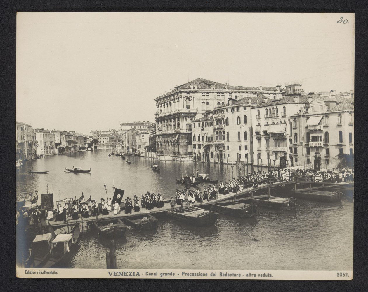Prosesjon over en pongtongbro på Canal Grande i Venezia under Festa del Redentore Venezia - Canal Grande - Processione del Redentore - altra veduta (tittel på objekt) av Neue Photographische Gesellschaft