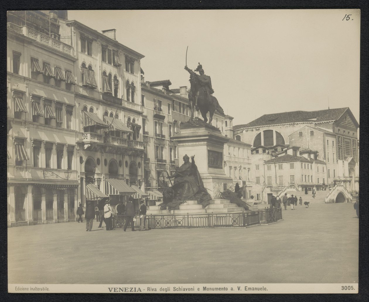 Riva degli Schiavoni te Venetië, med en ruiter standbilde av Victor Emmanuel II fra Italia Venezia - Riva degli Schiavoni og monument til. V. Emanuele (tittel på objekt) av Neue Photographische Gesellschaft