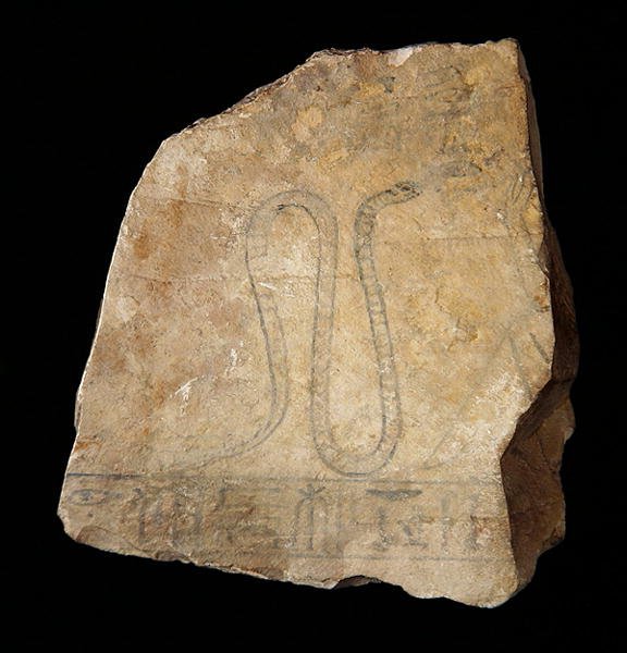 Ostracon dekorert med en skisse av en kvinne som kneler foran en slangegudinne, muligens fra Deir el-Medina, 19.-20. dynastiet, 1200-1153 f.Kr. (malt kalkstein) (se også 76554) av New Kingdom Egyptian