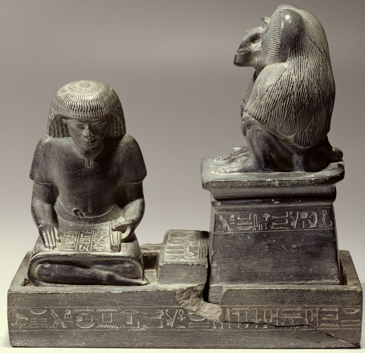 Den kongelige skriver Nebmertuf skriver under beskyttelse av måneguden Thoth (skifer) av New Kingdom Egyptian