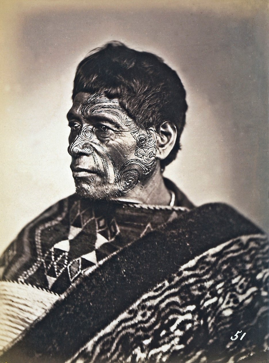 Portrett av en maori med et tatovert ansikt, ca. 1886-88 av New Zealand Photographer