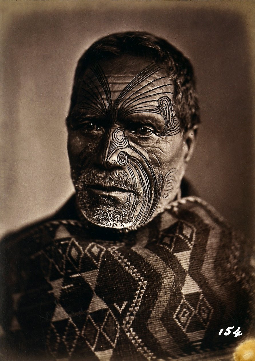Portrett av en maori med et tatovert ansikt, ca. 1886-88 av New Zealand Photographer
