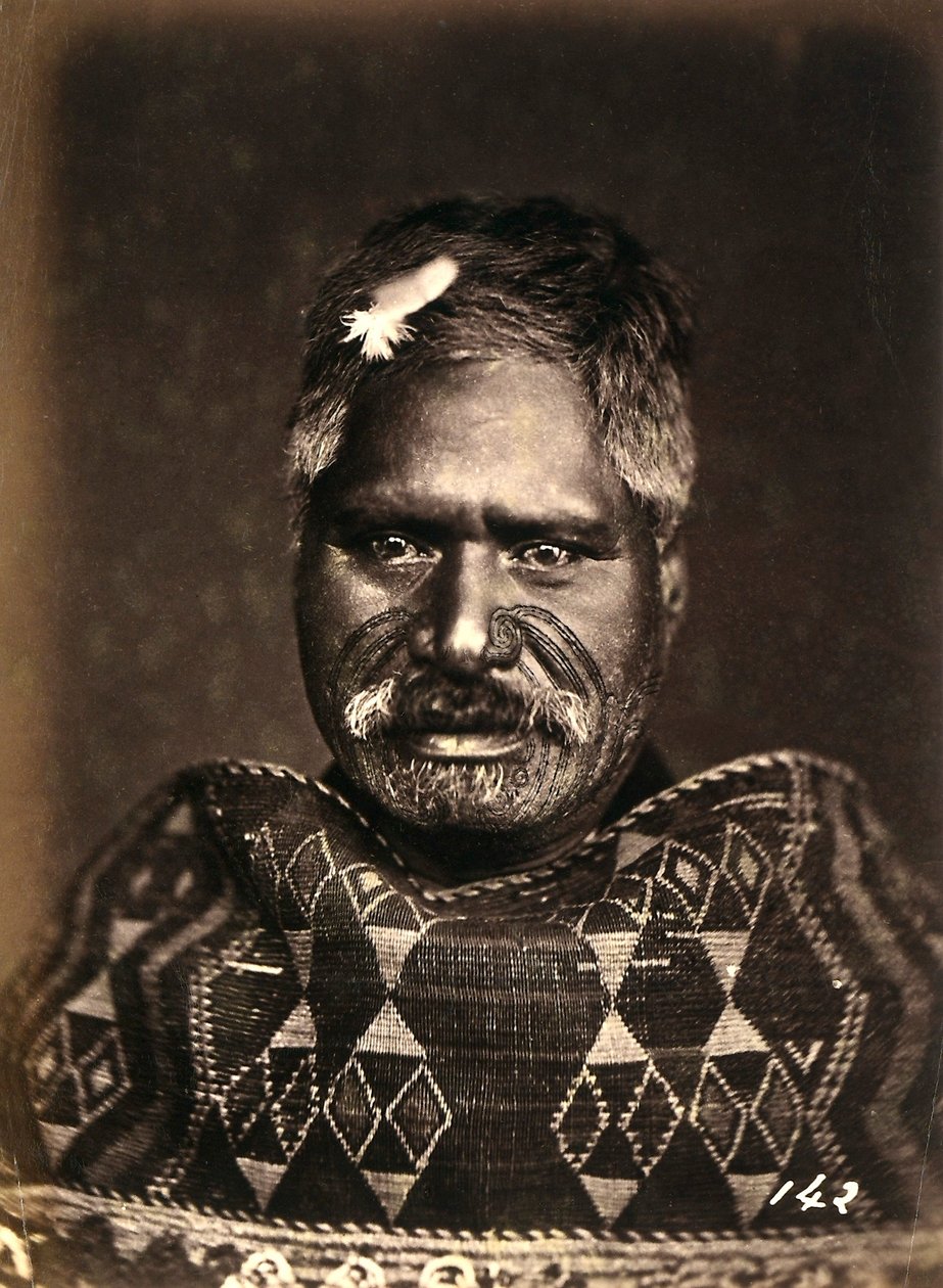 Portrett av en maori med et tatovert ansikt, ca. 1886-88 av New Zealand Photographer