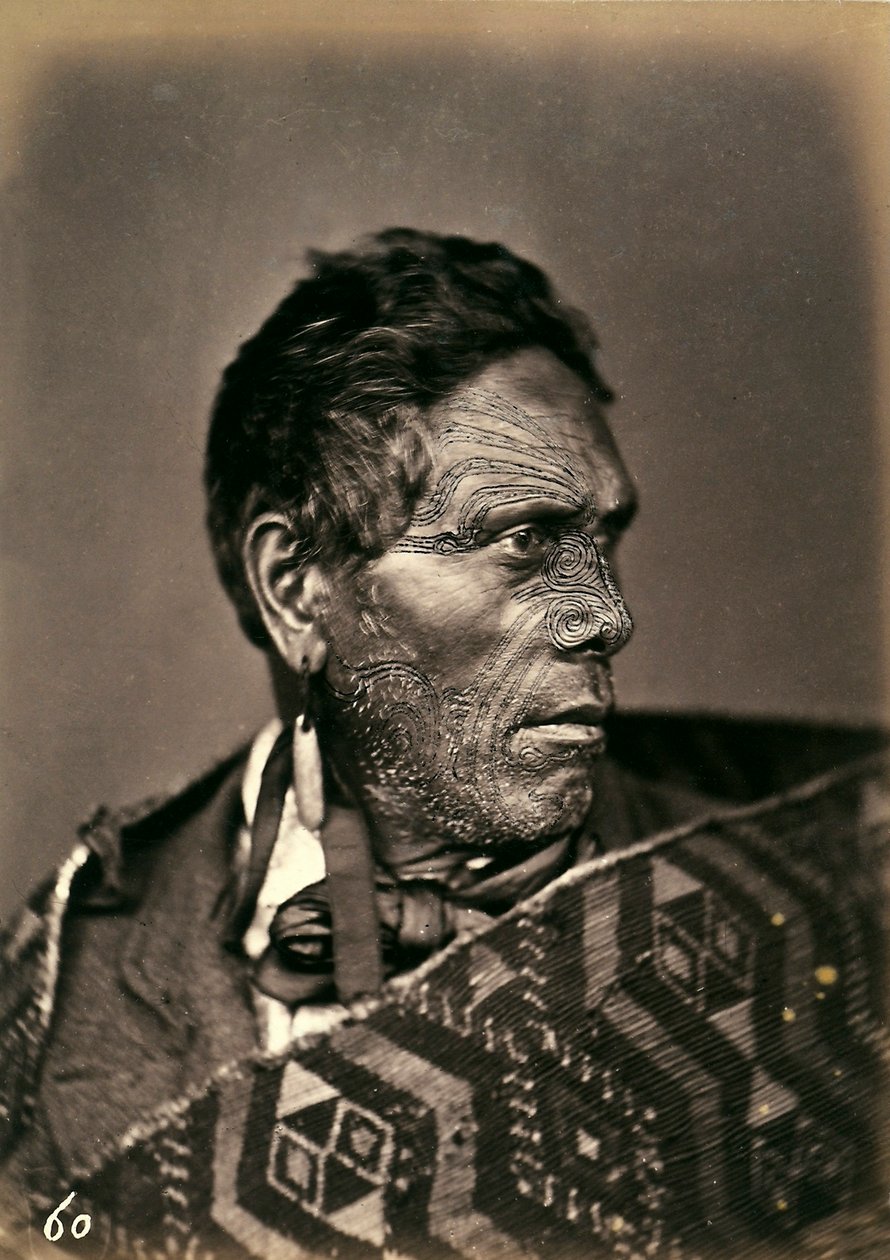 Portrett av en maori med et tatovert ansikt, ca. 1886-88 av New Zealand Photographer