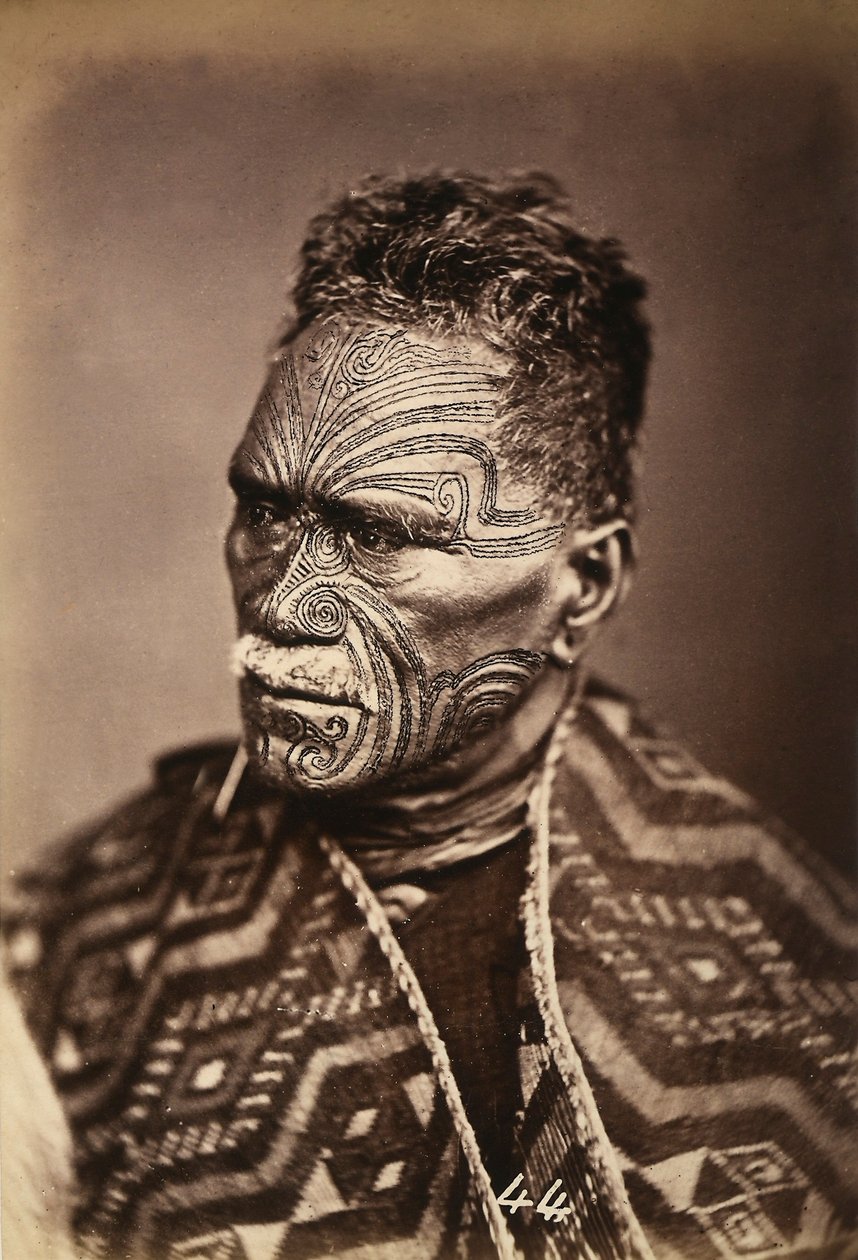 Portrett av en maori med et tatovert ansikt, ca. 1886-88 av New Zealand Photographer