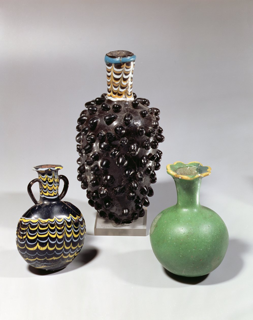 Egyptiske vaser: drueklase, granateple og bølgemotiv (glass) av New Kingdom Egyptian