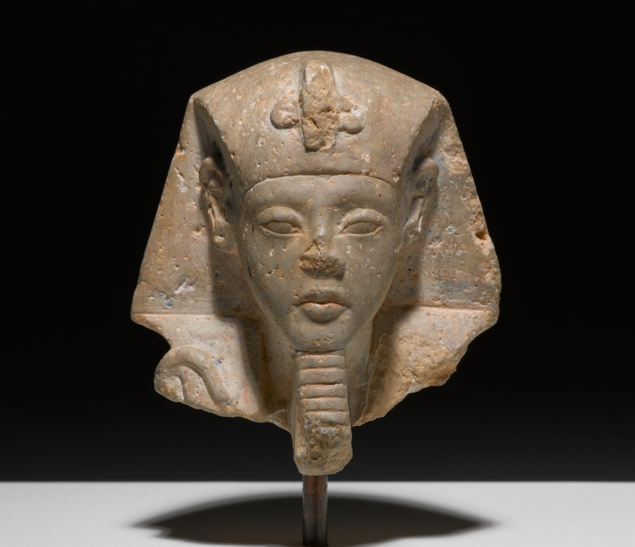 Hode fra en Shabti av Akhensten, ca. 1352-1336 f.Kr. (kalkstein) av New Kingdom Egyptian