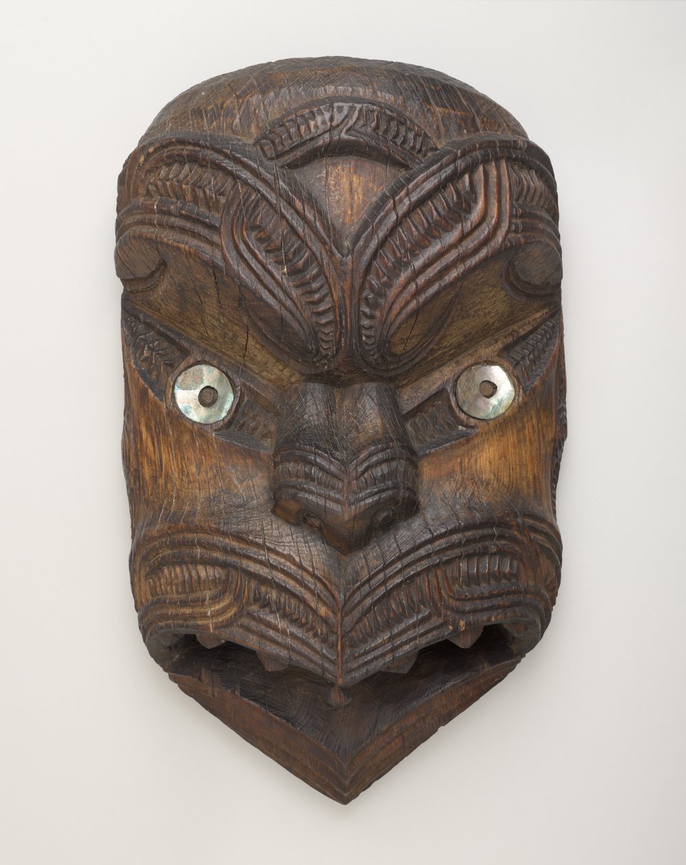 Gable Mask (Koruru) fra Gisborne, North Island, ca. 1860 (tre og pauaskall) av New Zealand School