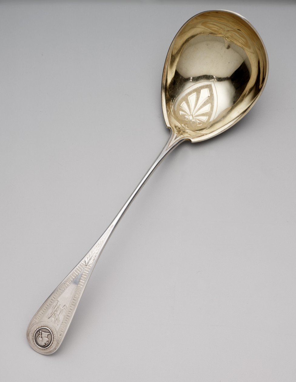 Suppeøse, ca. 1860 (myntsølv og forgylt) av Newell Harding and Co.
