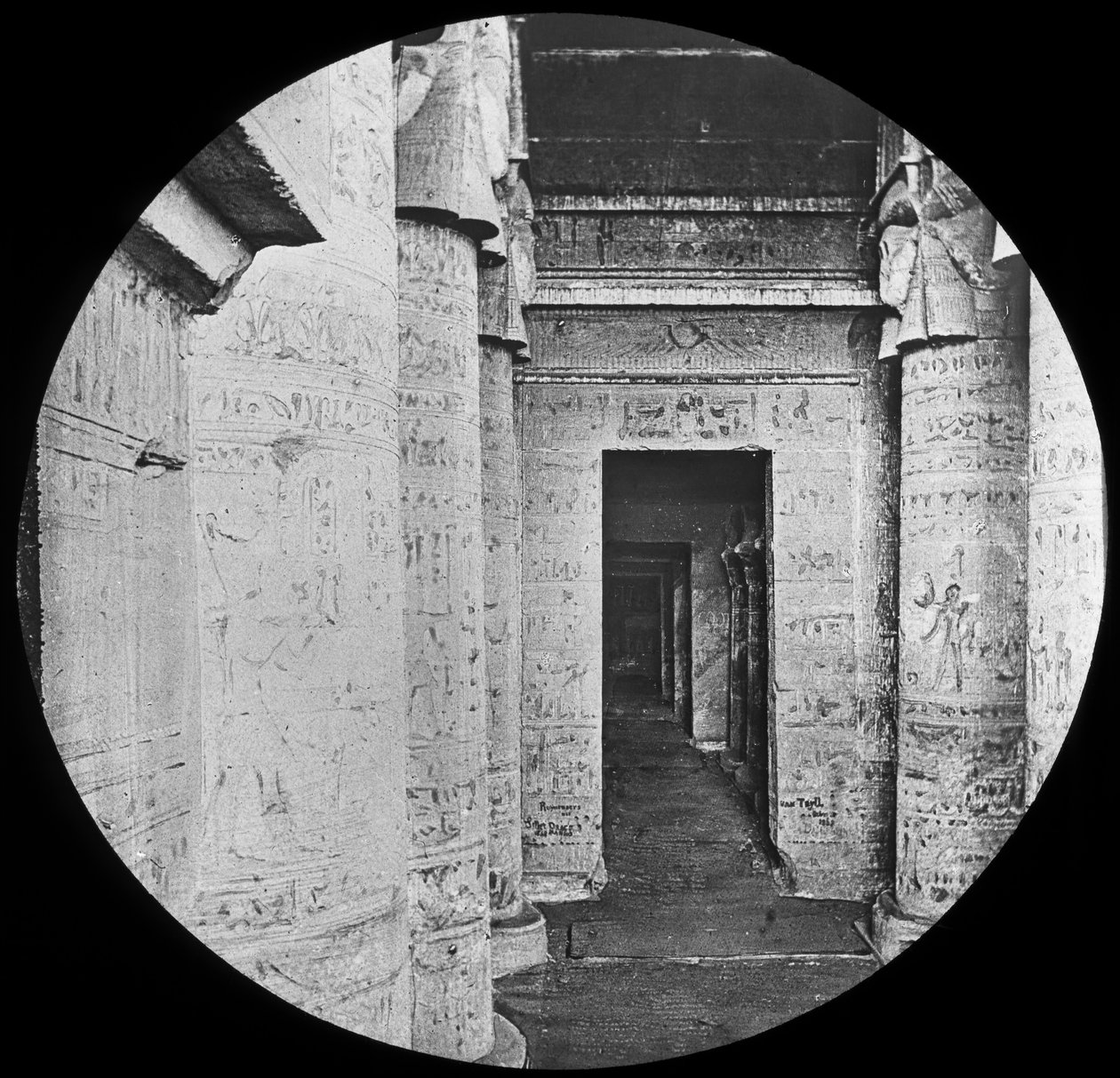 Interiør av Temple of Dendera, Egypt, c1890 av Newton and Co
