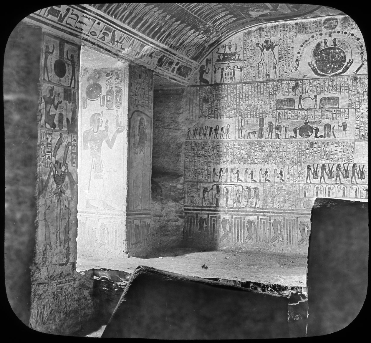 Sarkofag og gravkammer til Rameses VI, Kongenes dal, Egypt, c1890 av Newton and Co