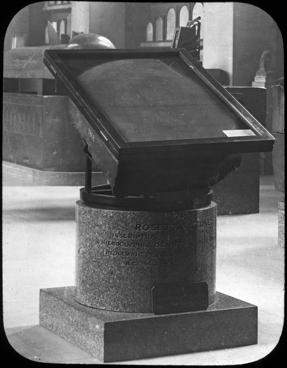 The Rosetta Stone, British Museum, London, c1890 av Newton and Co