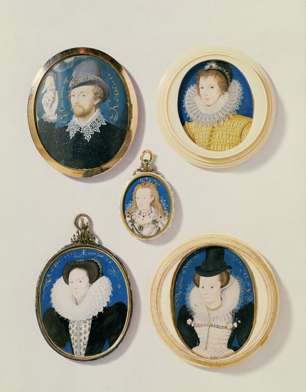 Miniatyrer, fra L til R, T til B: Mann med en hånd fra en sky; Ukjent ung mann, 1588; fru Holland 26 år gammel 1593; Arabella Stuart, hertuginne av Lennox; Ukjent dame av Nicholas Hilliard