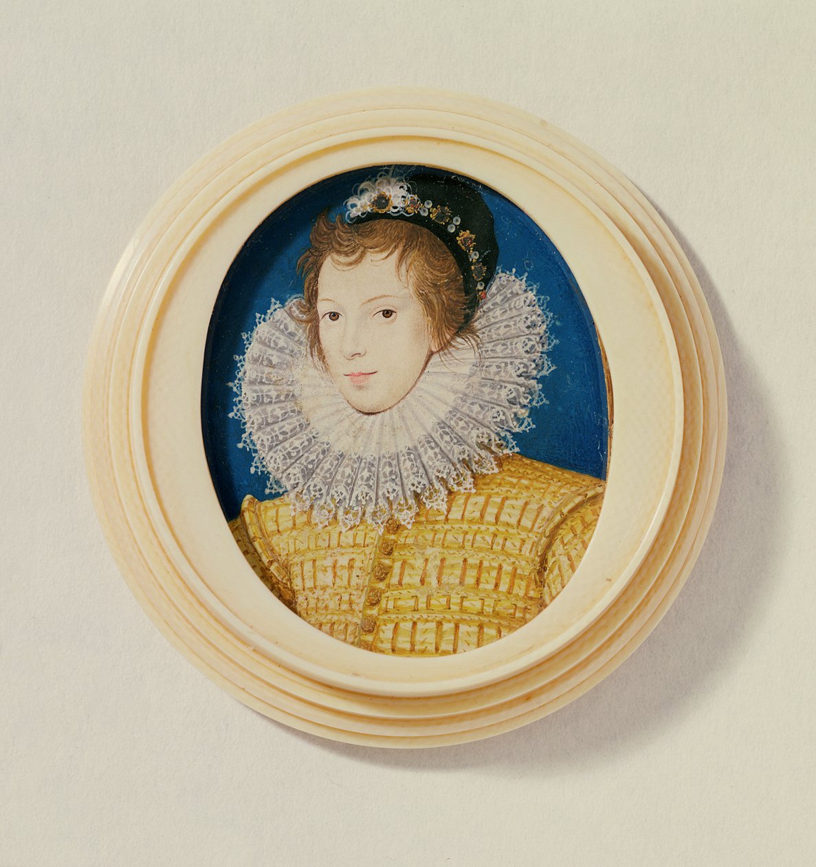Ung mann i gult med panser og fjær, ca. 1585-90 (wc på vellum) av Nicholas Hilliard