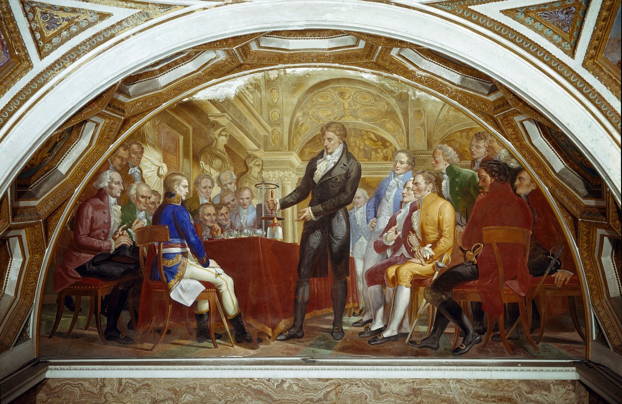 Alessandro (Alexandre) Volta (1745-1827) presenterte i 1801 for konsul Napoleon Bonaparte (1769-1821) ved Institut national de France resultatene av eksperimentene hans som gjorde ham i stand til å oppfinne det elektriske batteriet Derriere Napoleon, av de av Nicola Cianfanelli