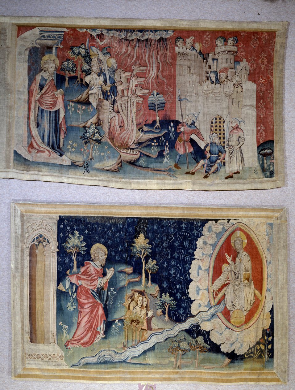 Åpenbaringens henging (1373-1383), n. 72: Satan beleirer byen. N. 74: Den hellige Johannes før Kristus. Tapetet av Nicolas Bataille (1330-1405) av Nicolas Bataille