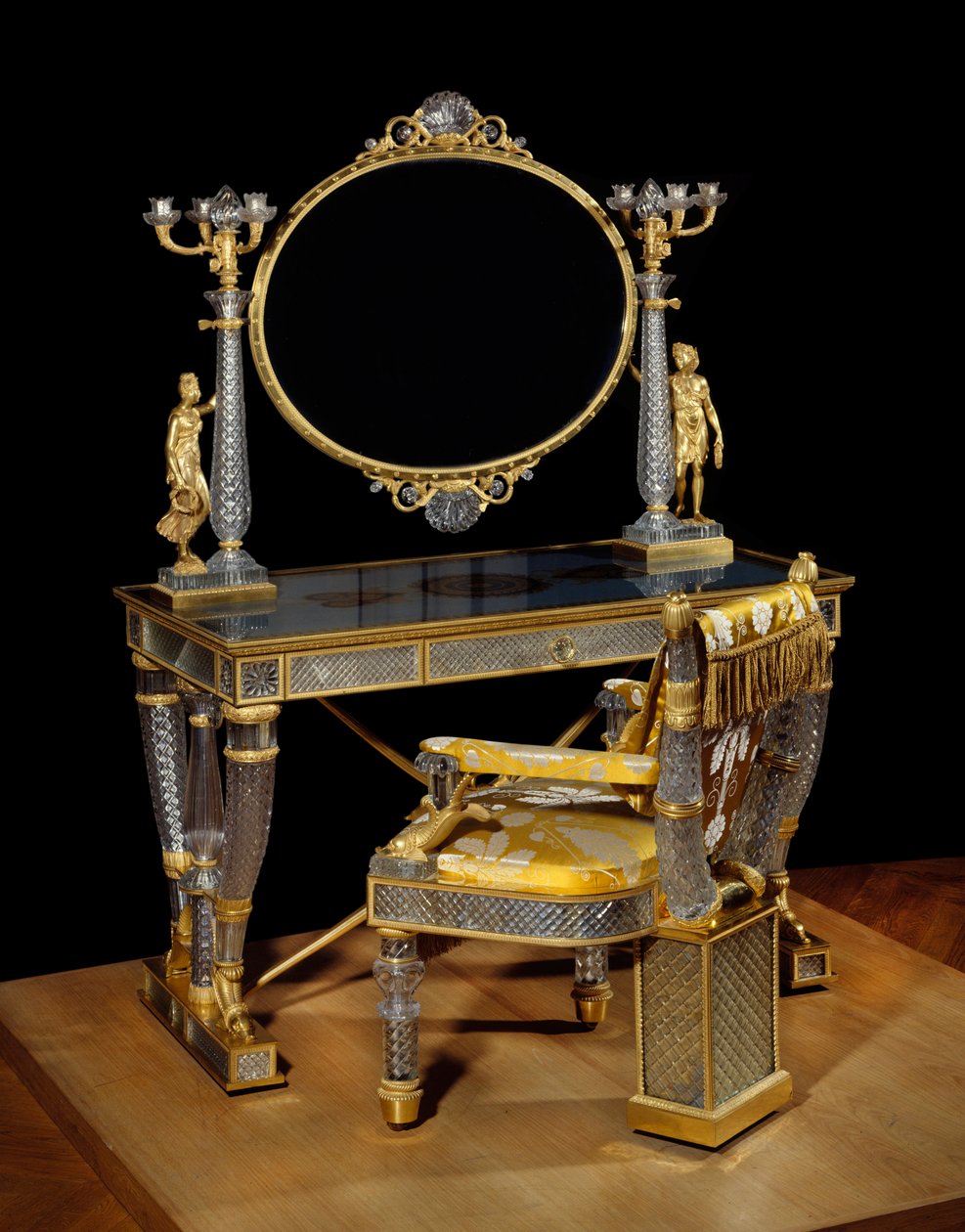 Bord og toalettstol til hertuginnen av Berry (Marie Caroline Ferdinande Louise de Bourbon, prinsesse av de to siciliene (Deux Sicilies) (1798-1870). Krystall, gylden bronse og eglomise-glass. Møbler realisert av Nicolas Henri Jacob (1782-1871) ) av Nicolas Henri Jacob