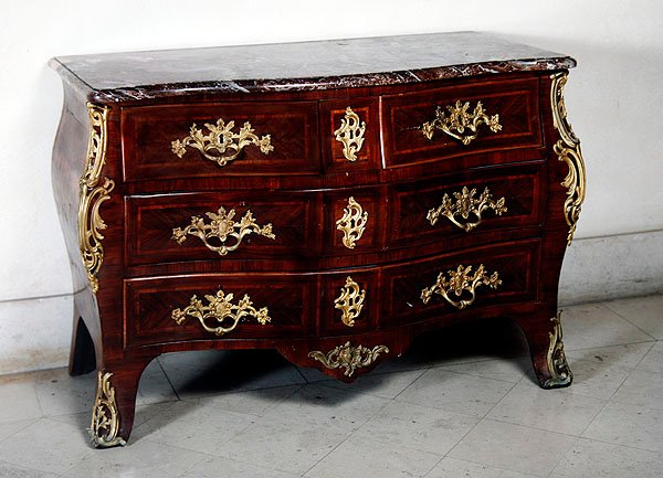 Louis XV-kommode (tre, marmor og bronse) av Nicolas Jean Marchand