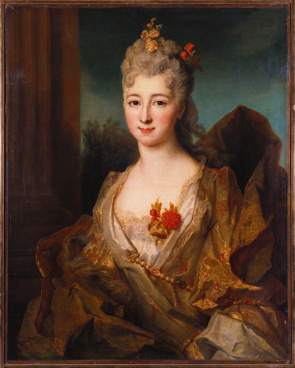 Portrett av en dame, halvlang, i en hvit og gullbrodert kjole, med blomster i håret av Nicolas de Largillière