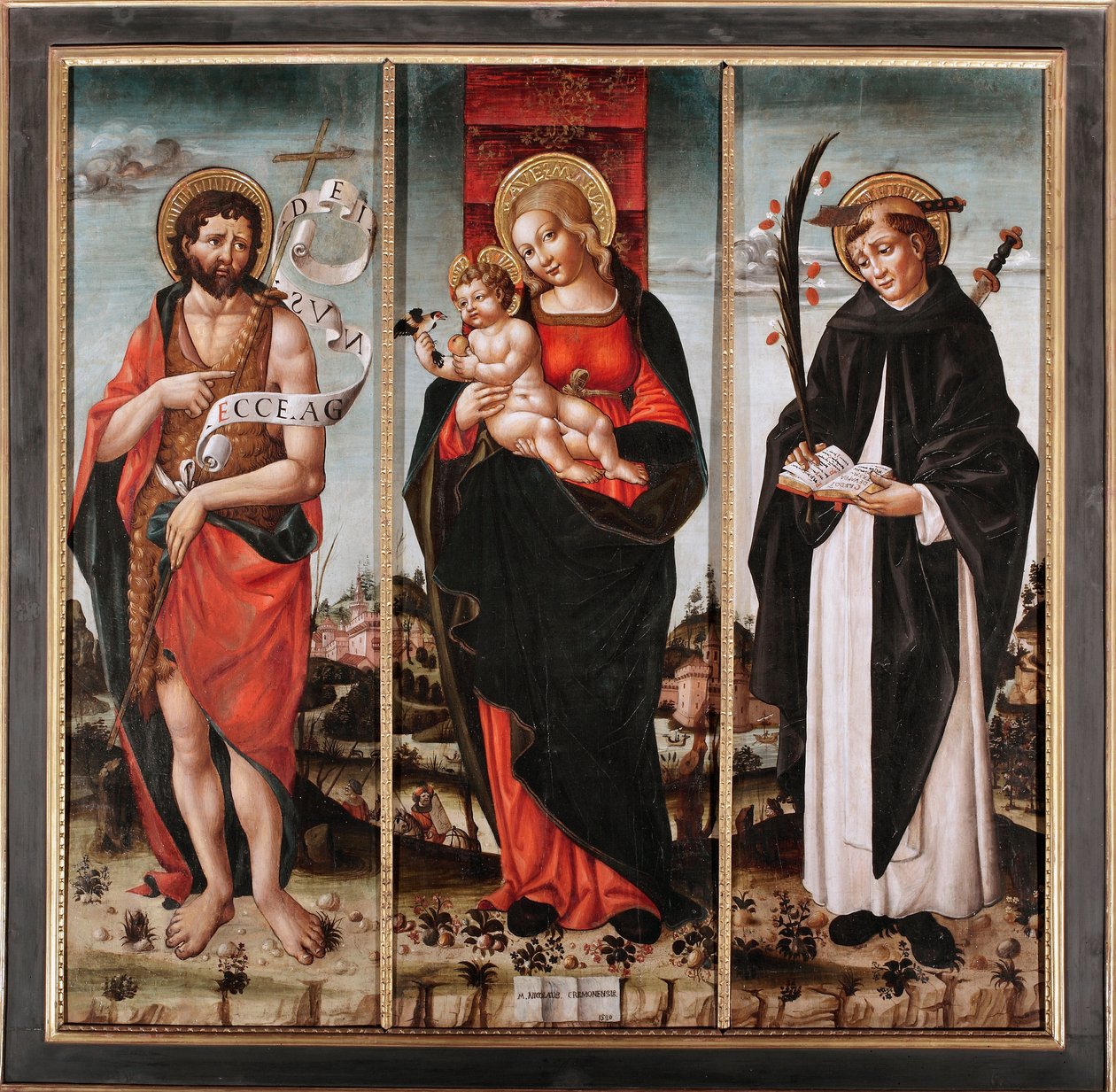 Jomfru og barn mellom døperen Johannes og den hellige Peter av Verona (Pietro Martire eller Pietro da Verona, ca. 1205-1252) (Jomfru med barn med døperen Johannes og Peter av Verona) Triptyqye (Triptych) Maleri av Niccolo da Cremona av Nicolo da Cremona