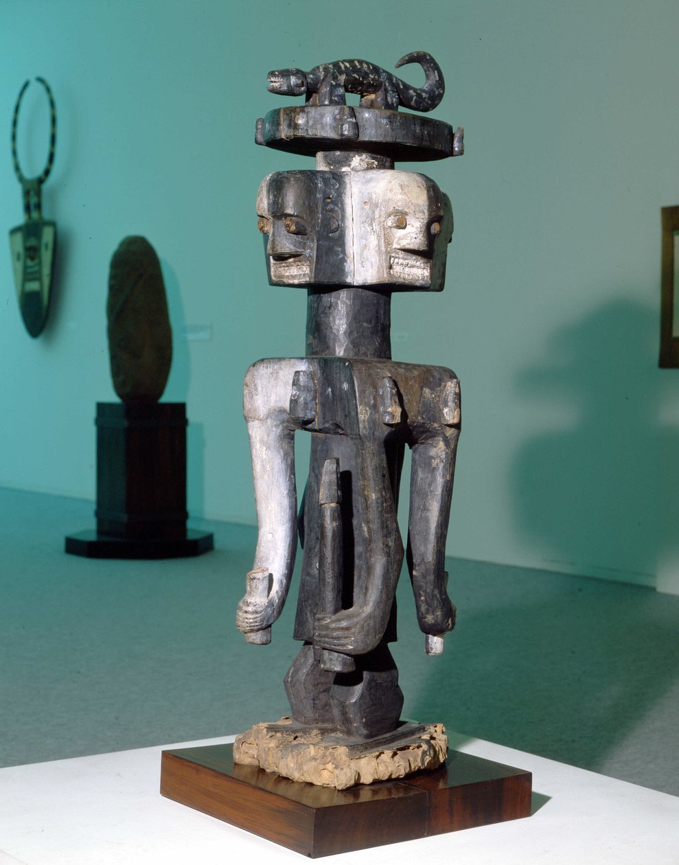 Folkets kunst "" Ijo"" (Nigeria). Skulptur som viser en kultkarakter sannsynligvis en fallisk gud. av Nigerian Nigerian