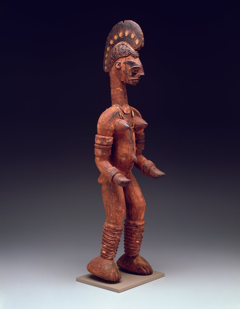 Stående kvinneskikkelse, sent på 1800- til 1900-tallet (polykromt tre med metall, fiber og perler) av Nigerian Nigerian