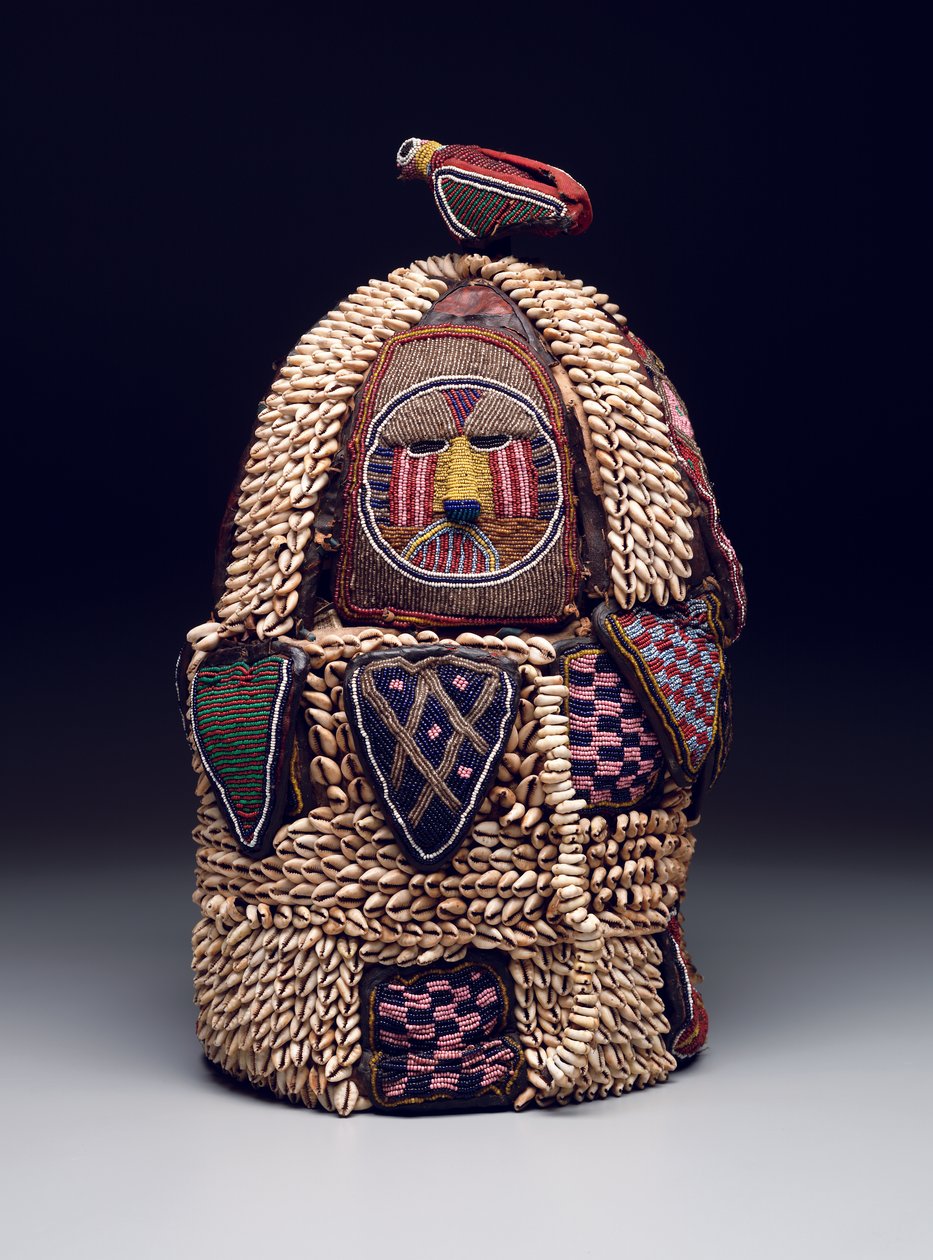 House of the Head Shrine (ile ori), sent på 1800- til tidlig på 1900-tallet (skinn, cowrie-skjell, glassperler, tøy og metall) av Nigerian School
