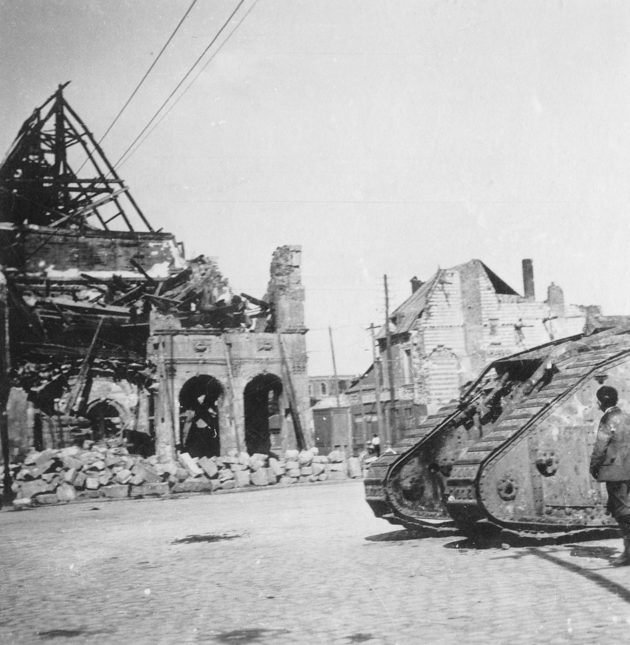 Britisk tank foran ødelagte bygninger, Peronne, Frankrike, første verdenskrig, c1916-c1918 av Nightingale and Co