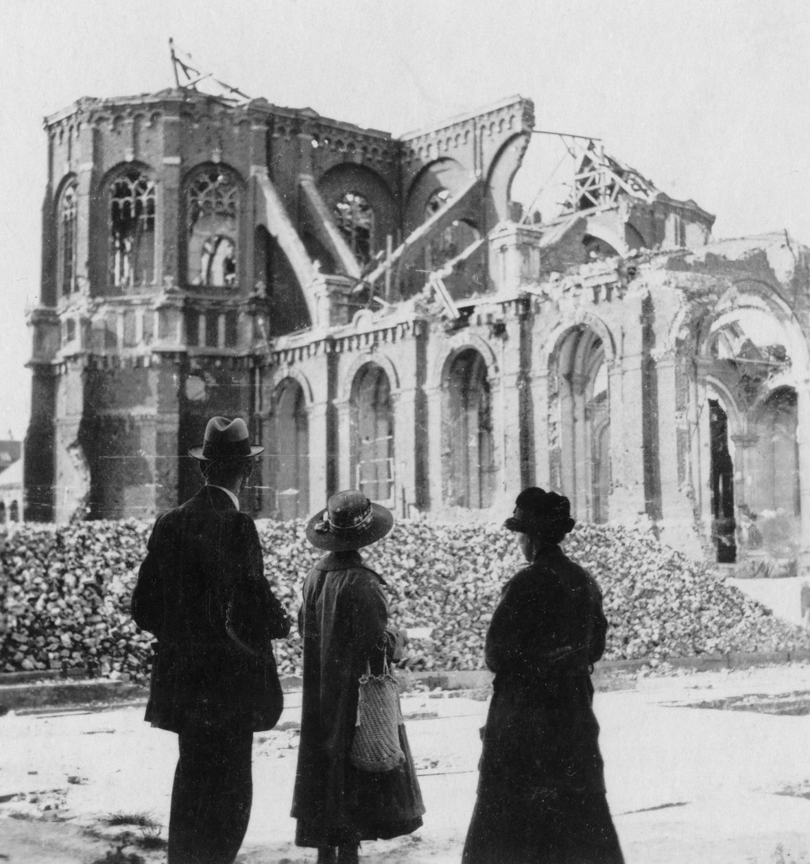 Skader på Notre Dame-kirken, Armentières, Frankrike, første verdenskrig, c1914-c1918 av Nightingale and Co