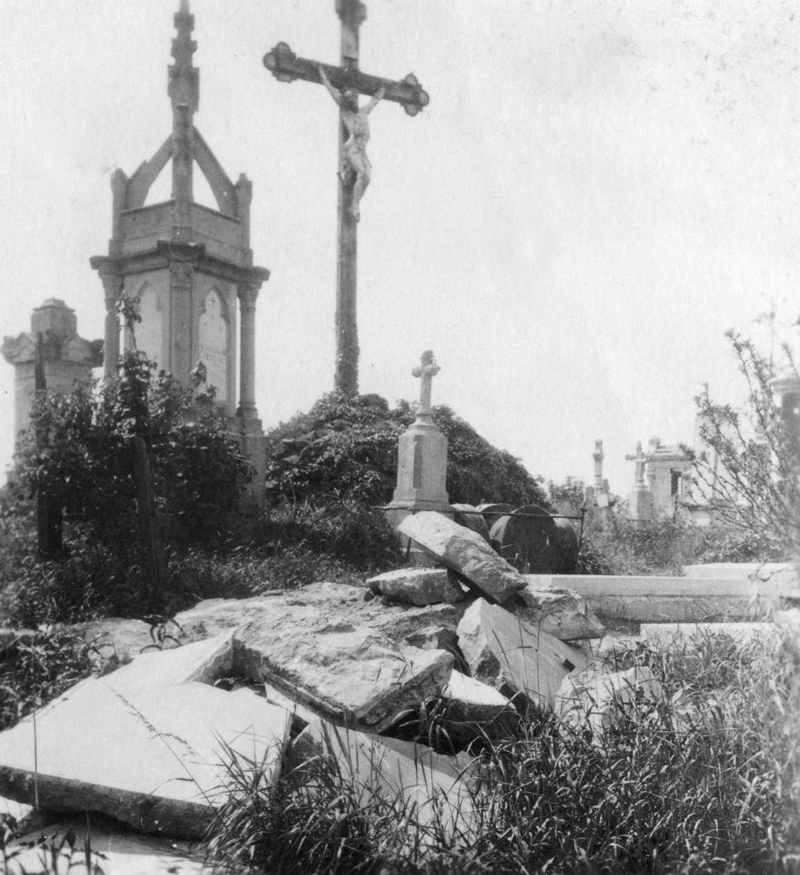 Skadede graver, gammel felles kirkegård, Ypres, Belgia, første verdenskrig, c1914-c1918 av Nightingale and Co
