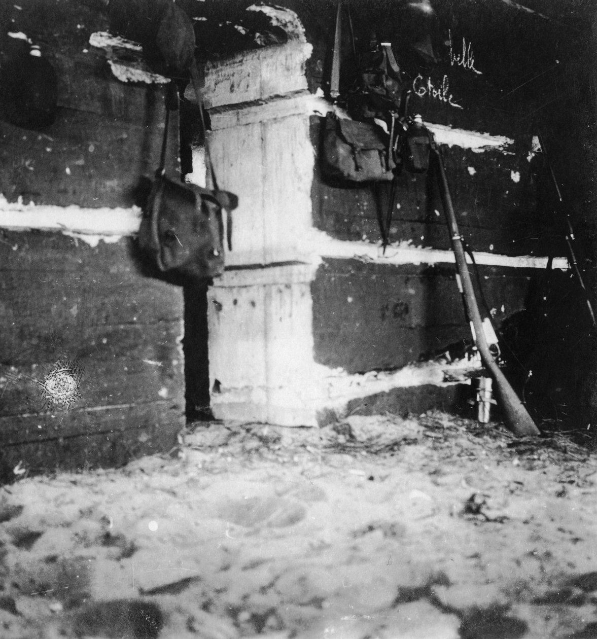 Interiør i en tysk grav, første verdenskrig, c1914-c1918. av Nightingale and Co