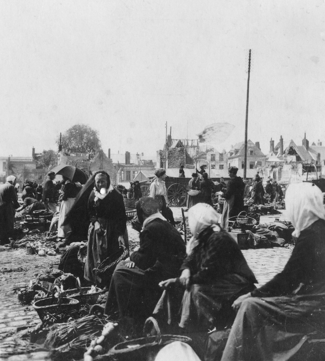 Markedskvinner, Arras, Frankrike, første verdenskrig, c1914-c1918 av Nightingale and Co